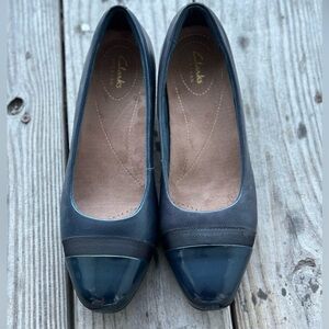 Clarks Women’s Black Cap-Toe Flats